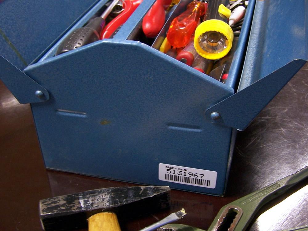 Ein Inventarschild, das einen Werkzeugkoffer kennzeichnet