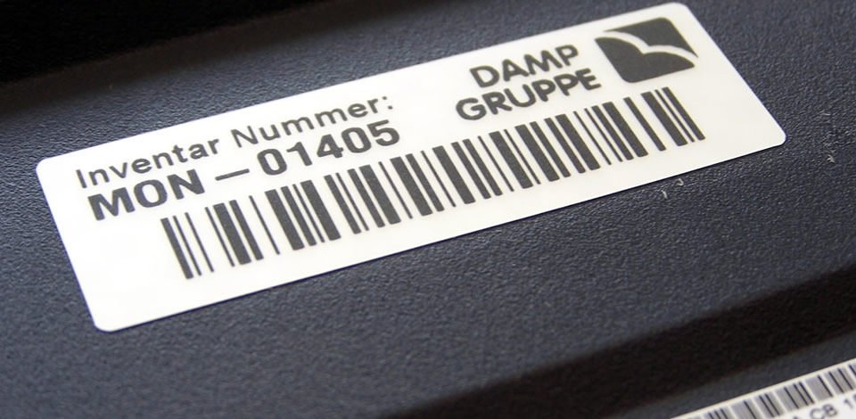 Inventarschild mit Nummer und Barcode